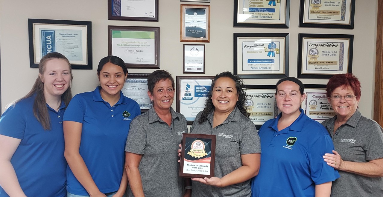 MEMBERS1st Community Credit Union’s Marshalltown Branch Champion Yolanda Smith displays the 2022 Best of the Best plaque with a portion of the MEMBERS1st team. 